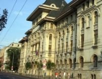 Bucureşti: Au intrat prin toaletă direct pe acoperişul Primăriei şi ameninţă cu sinuciderea (VIDEO)