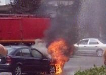 Torţă pe patru roţi. O maşină a luat foc pe un drum din Deva (VIDEO)