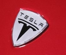Daimler cumpără 10% din producătorul de maşini electrice Tesla
