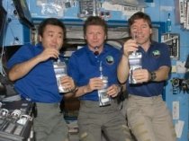 Astronauţii au băut pentru prima dată apă reciclată din propria urină (VIDEO)