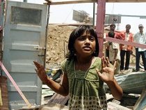 Fetiţa din Slumdog Millionaire a rămas pe drumuri