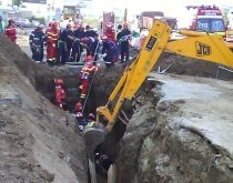 Trei muncitori, prinşi sub un maldăr de pământ în zona Pasajului Băneasa (VIDEO)