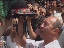Traian Băsescu a primit un clop tradiţional, la Zilele Năsăudului (VIDEO)