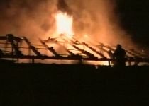 Casa unui om de afaceri din Târgu Jiu a fost cuprinsă de flăcări (VIDEO)