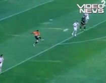 Ţineţi minte jocul poartă-n poartă? Iată portarul care înscrie din propriul careu pentru Rayo Vallecano! (VIDEO)