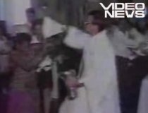 Slujitorii lui Dumnezeu, în acţiune. Un preot ia la bătaie o femeie, în timpul unui botez (VIDEO)