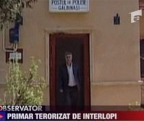 Primarul unei comune din Călăraşi, ameninţat cu arma. Cinci suspecţi, reţinuţi de poliţie (VIDEO)