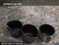 Drumuri made in România. Bitum turnat din bidoane de plastic cu ajutorul unui cancioc (VIDEO)