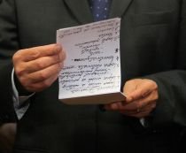 Expertiza unui grafolog pe bileţelul lui Băsescu: "El caută o idee care să-l catalizeze spre candidatură"