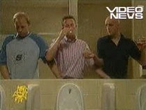 Trei bărbaţi, o toaletă şi o ţigară neaprinsă. Ce se poate întâmpla? (VIDEO)