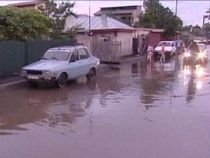 Mai multe străzi din Bucureşti, inundate după o ploaie torenţială (VIDEO)