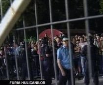 A venit vremea rea. 200 de fani furioşi au aruncat cu pietre în jucătorii lui Dinamo (VIDEO)
