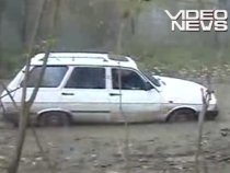 Cu Dacia la munte! Vezi cum arată o maşină ?înghiţită? de noroi (VIDEO)