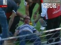 Violenţe extreme la Litex Loveci - ŢSKA Sofia. Mai mulţi suporteri răniţi grav (VIDEO)