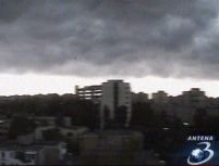 Furtună puternică, în Bucureşti: Copaci căzuţi, străzi inundate şi trafic paralizat. Trei avioane nu au putut ateriza (VIDEO)