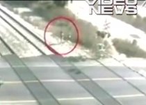 Incredibil: O femeie scapă cu viaţă, după ce trece trenul peste ea (VIDEO)