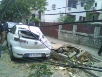 Maşini distruse de copaci, trafic blocat. Bucureştiul după furtună, în imagini (FOTO)