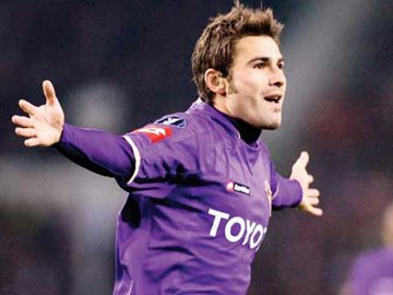 Mutu: "Vreau să îmi închei cariera la Fiorentina". Dar fanii Viola vor ca "bătrânul" român să plece