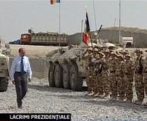 Ceremonie de încheiere a misiunii militarilor români în Irak. Băsescu, înlăcrimat: "Misiune îndeplinită!"