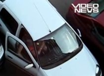 Încăpăţânare extremă: Parchează într-un loc prea îngust şi nu poate să coboare din maşină (VIDEO)