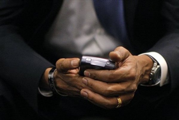 Inovaţie şi strategie: Obama îşi răspândeşte mesajul pentru musulmani prin SMS-uri
