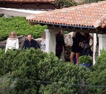 Au apărut fotografiile de la "orgiile" lui Berlusconi la vila sa din Sardinia! (FOTO)