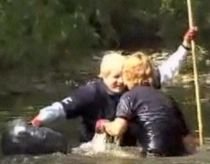Zi cu ghinion. Primarul Londrei a căzut în râul pe care încerca să îl cureţe de deşeuri (VIDEO)