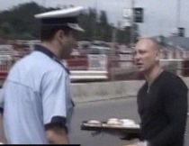 Protest inedit. Un braşovean a împărţit gogoşi şoferilor, pentru că nu i se respectă dreptul la proprietate (VIDEO)