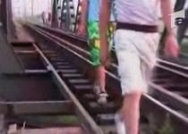 Copilă ucisă de un tren în timp ce făcea fotografii (VIDEO)