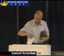 Românii sunt aşteptaţi duminică la vot. Primii care au votat sunt politicienii (VIDEO)
