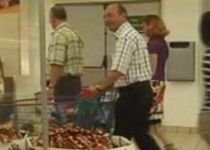 Traian Băsescu, la cumpărături într-un hypermarket: Nu comentez decizia lui Mircea Geoană (VIDEO)