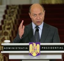 Băsescu nu a comentat anunţul lui Geoană ca să nu se amestece în "declaraţii cu şefii de partide"

