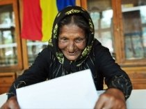 Imaginea României, după europarlamentare: Bătrână de etnie romă şi Elena Băsescu (FOTO)