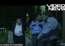 Primarul, viceprimarul şi doi consilieri din Borşa, ameninţaţi cu sabia de un bărbat beat (VIDEO)