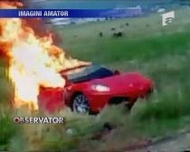 Nicio lună fără un Ferrari în flăcări. Un alt bolid F430 a ars după ce a provocat un accident (VIDEO)