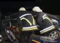 Infotrafic. Trei oameni, grav răniţi, după ce maşina lor s-a izbit de un autotren, în Alba (VIDEO)
