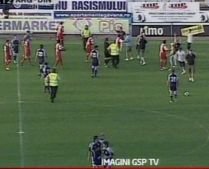 Meciul Dinamo-FC Argeş, întrerupt din cauză că fanii dinamovişti au intrat pe teren (VIDEO)
