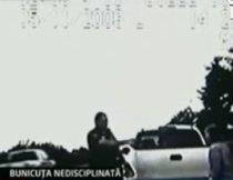 Bunicuţă bătută cu bastonul, după ce a insultat un poliţist (VIDEO)