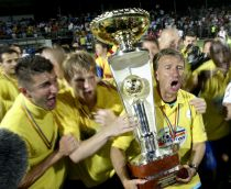 Dan Petrescu, îndrăgostit de trofeul Ligii I: "Am dormit cu trofeul lângă pat"