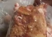 Ofertă "specială", la un magazin din Alba: Carne alterată, cu viermi gratuiţi (VIDEO)