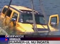 Hummer-ul amfibie. Şoferul unei maşini de teren a plonjat în Dâmboviţa (VIDEO)