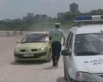 Amenzile nu îi sperie pe români. Şoferii fac slalom printre umbrelele de pe plajă (VIDEO)