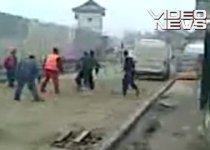 Distracţie mare pe şantierele româneşti: Muncitorii joacă fotbal (VIDEO)