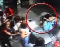 Indiferenţă fatală, la Napoli: Român de etnie romă, lăsat să moară la metrou (VIDEO)