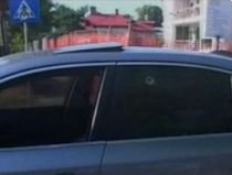 Împuşcături într-un cartier din Capitală: Un bărbat a tras asupra unei maşini la o intersecţie (VIDEO)