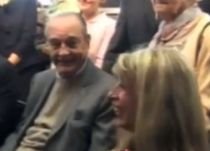 Jaques Chirac flirtează cu o blondă, în timp ce soţia lui susţine un discurs (VIDEO)