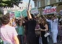 Bucureşti. Peste 150 de cetăţeni iranieni au protestat faţă de alegerea lui Ahmadinejad (VIDEO)