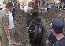 Un muncitor din Buzău a murit, după ce un mal de pământ s-a surpat peste el (VIDEO)