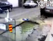 Ca peştele în...groapă: Cum fac românii baie, fără să se ducă la ştrand (VIDEO)