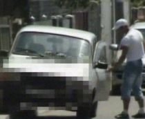 Hoţie, în familie. Un bărbat, concubina şi fetiţa lor de 4 ani, filmaţi în timp ce furau din maşini (VIDEO)
